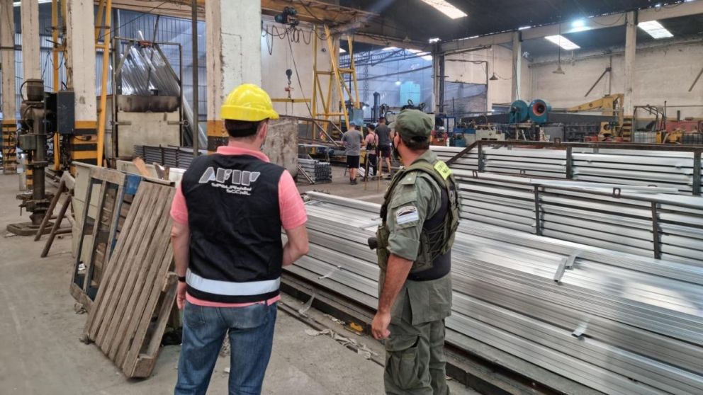 Personal de la AFIP realizó un operativo en una metalúrgica de la provincia de Buenos Aires.