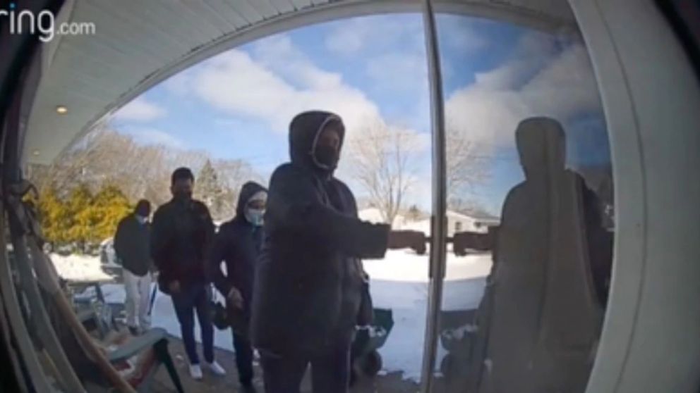 Descubrió que un agente inmobiliario les ofrecía su casa a unos clientes, pero ella nunca la puso en venta (imagen captura vídeo).