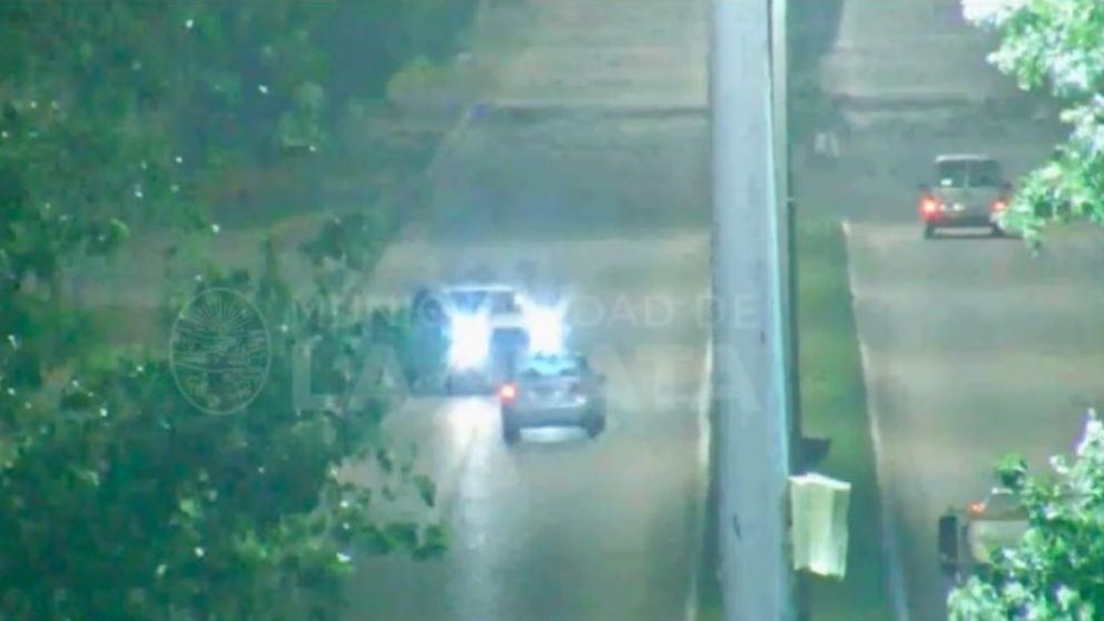 Las cámaras de seguridad registraron la peligrosa maniobra.