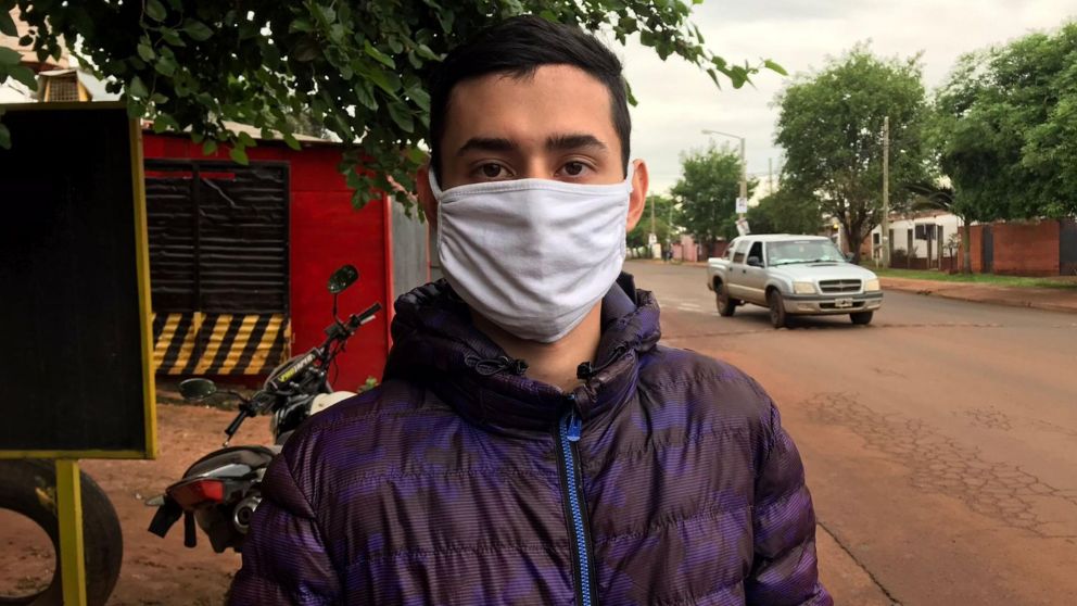 El joven denunciante con la motocicleta de fondo. (Gentileza: Misiones Cuatro)