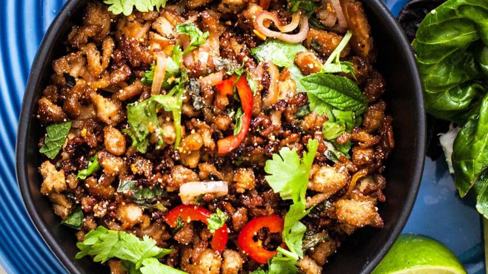 Uno de los ingredientes del larb moo son las carnes picadas a cuchillo.