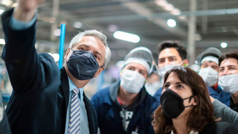 Alberto Fernández, con los trabajadores de la firma que reabrió sus puertas luego de haberlas tenido que cerrar durante el Gobierno anterior.
