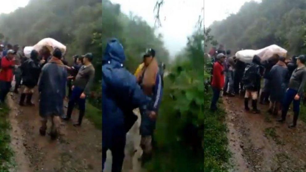 El momento en que trasladaban la mujer de 80 a�os por la selva tucumana.