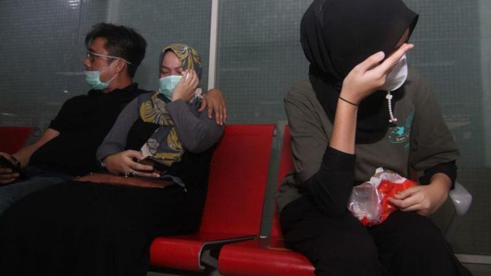 Sigue la búsqueda del avión que desapareció en Indonesia con 62 personas a bordo.