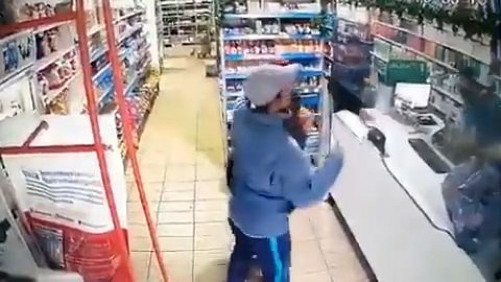 El delincuente tom� de reh�n a una clienta para poder huir.