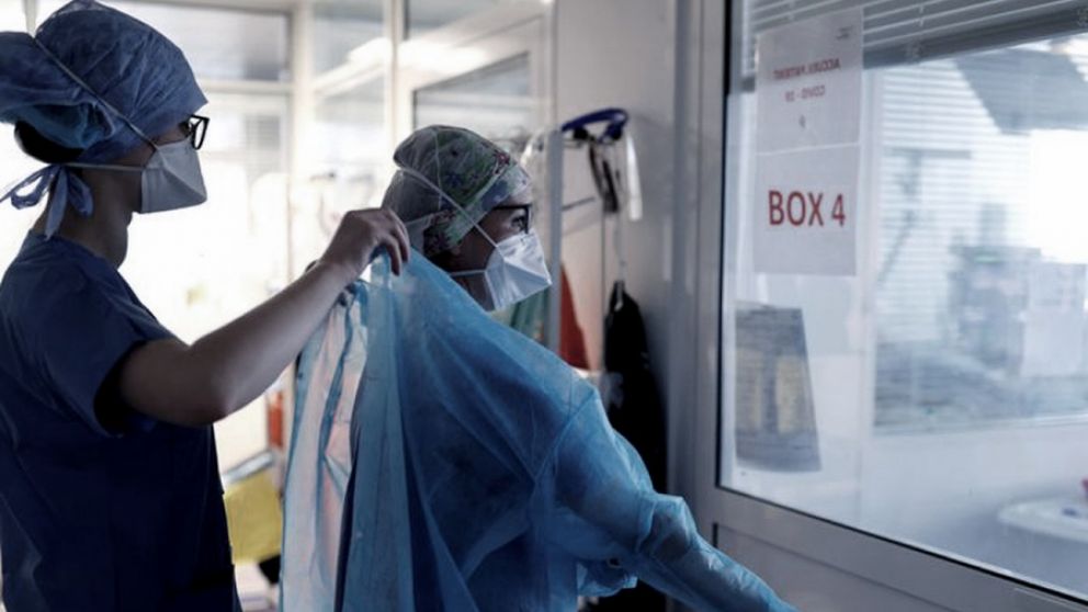 El protocolo establece una serie de cuidados previos, durante y después de estar con el paciente (Télam/Archivo).