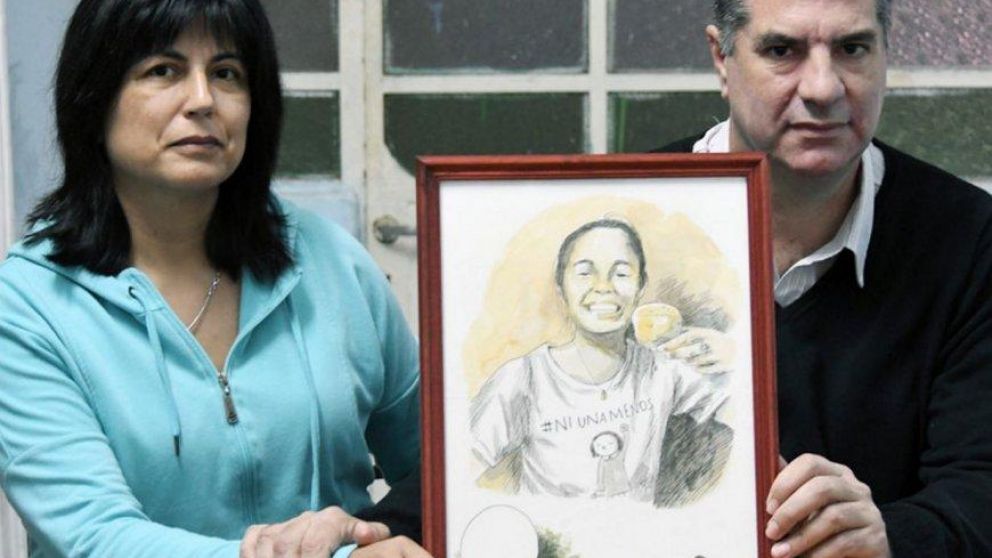 Andrea Lescano y Néstor García, con un cuadro de su hija asesinada.