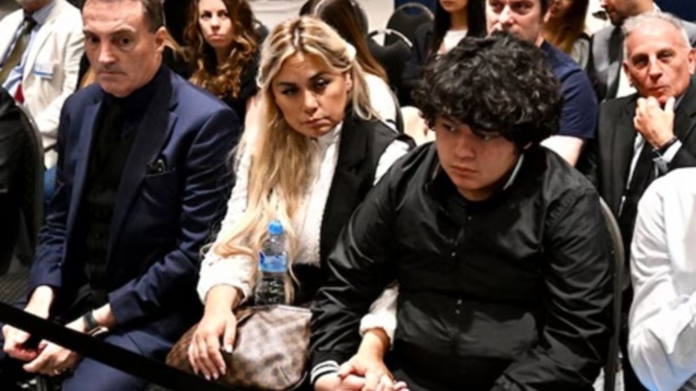 Dieguito Fernando Maradona estuvo junto a su mamá, Verónica Ojeda, en los tribunales de San Isidro, donde presenció el momento en que la Justicia falló contra la jueza Julieta Makintach.