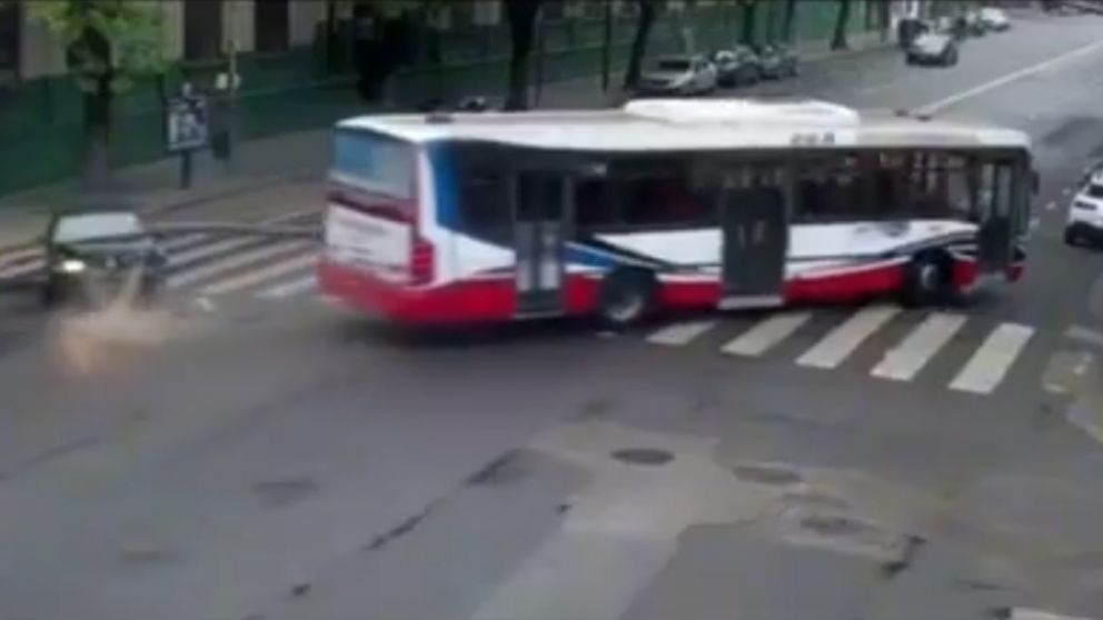 El violento choque se produjo en el barrio de Colegiales (Captura de video).