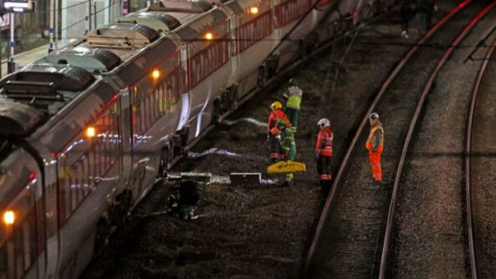 Brutal ataque a puñaladas en un tren dejó a 10 pasajeros heridos en Inglaterra: por el violente episodio detuvieron a dos personas (Imagen gentileza AP News).