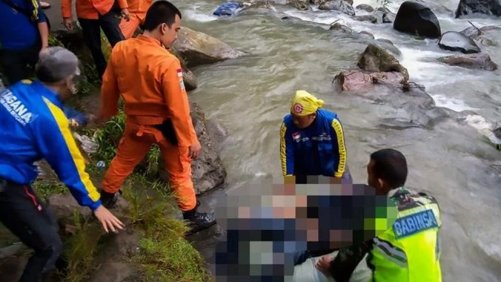 Tragedia en Indonesia: al menos 28 muertos por la caída de un micro por un barranco.
