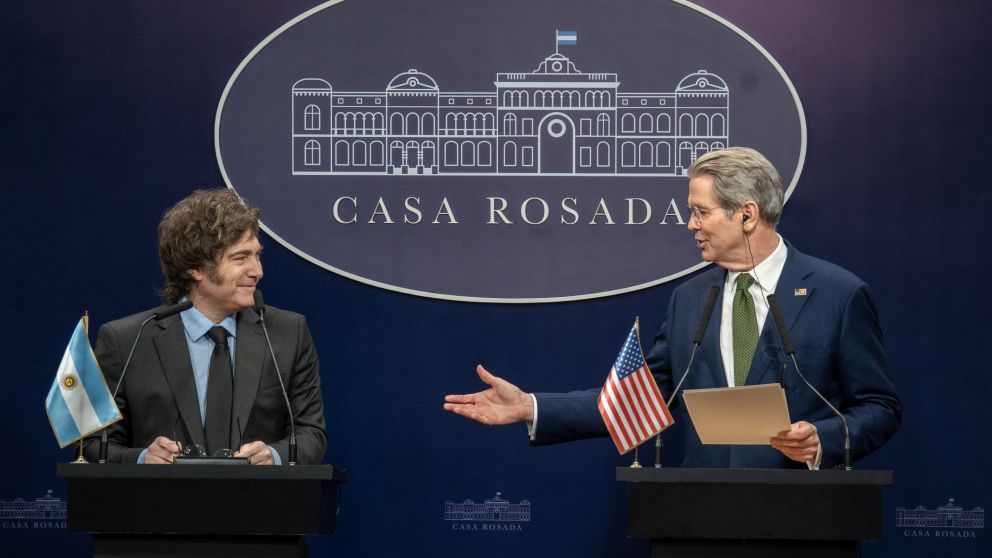 Javier Milei junto a Scott Bessent en la visita del funcionario estadounidense en abril.