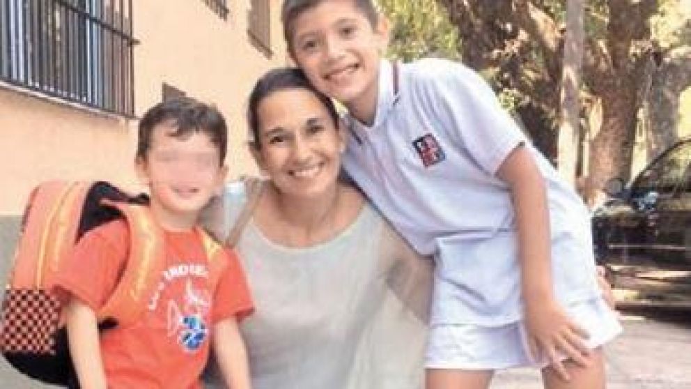 A la derecha, Joaquin, junto a su mamá y a su hermanito menor.
