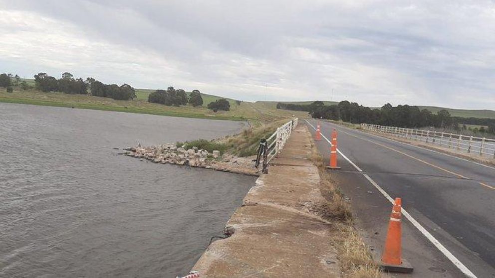 Los cuatro ocupantes del auto resultaron con lesiones leves (Foto: Twitter)