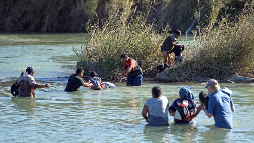 Migrantes cruzan el Río Bravo (Foto: AFP)