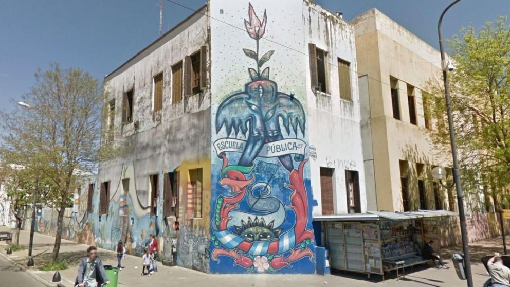 La directora de una escuela de La Plata fue denunciada por alumnos y una preceptora.