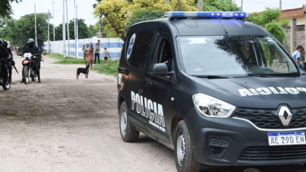 La policía trabajando en el lugar donde un hombre se atrincheró.