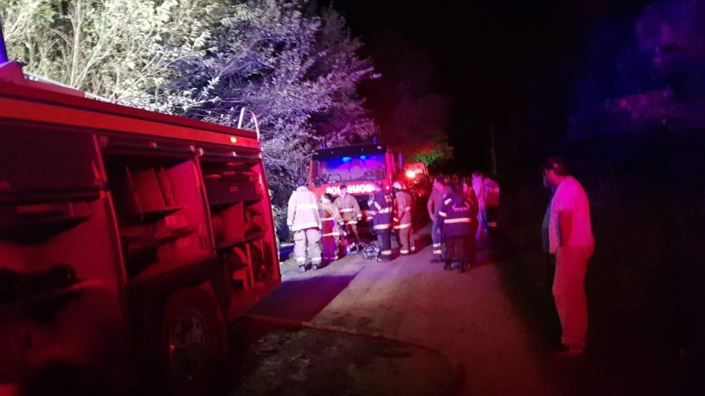 La magnitud del incendio demoró el ingreso de Bomberos.