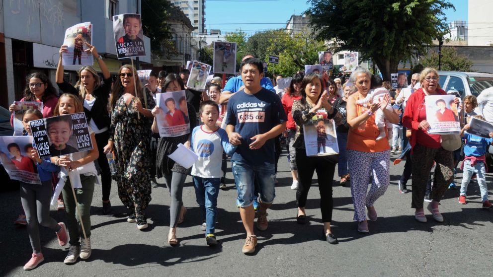 Familiares y amigos de la familia de Lucas Kevin Lin se movilizaron hasta el colegio Lincoln.