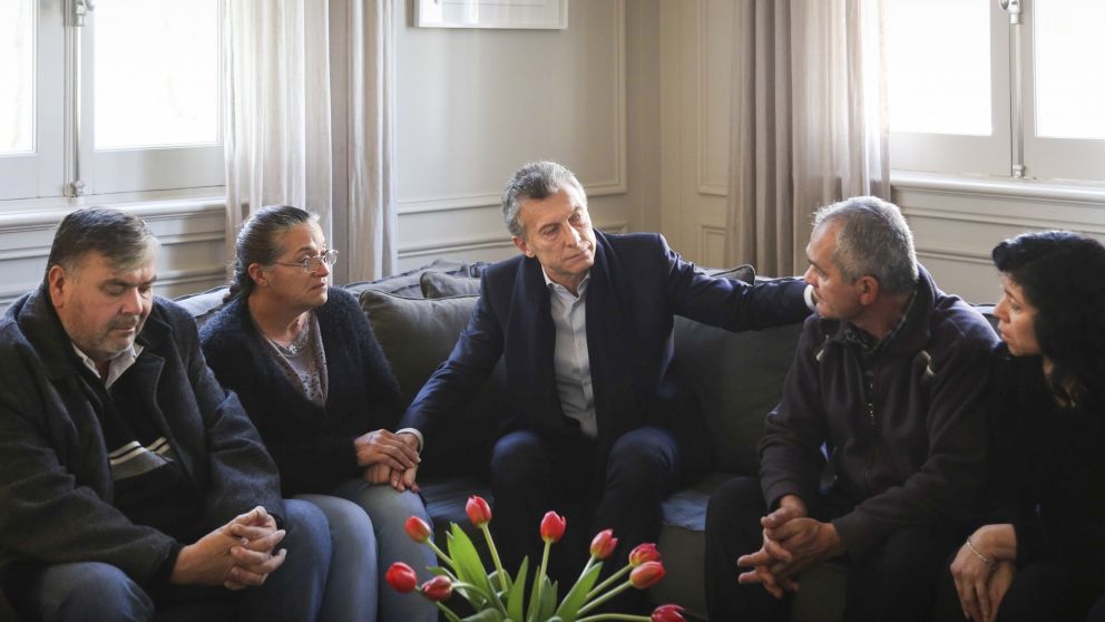 El presidente junto a las familias de las agentes Lourdes Espíndola y Tamara Ramírez (Presidencia).