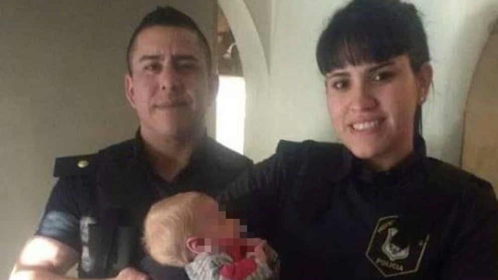 Una de las últimas fotos de la oficial baleada junto a su esposo y su hijo.