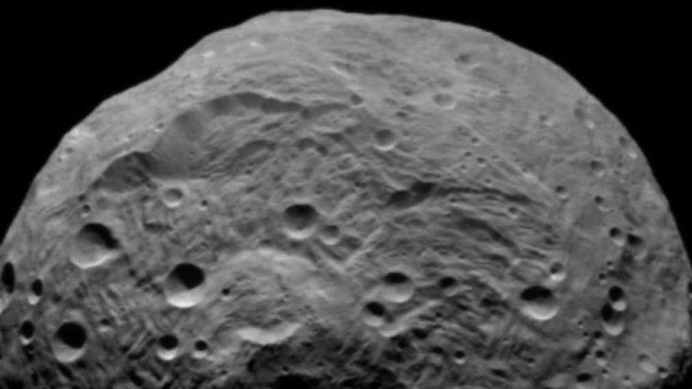 La NASA asegura que no existe ninguna amenaza para el planeta y destaca que presenta más cráteres de los que es costumbre observar en este tipo de cuerpos celestes.