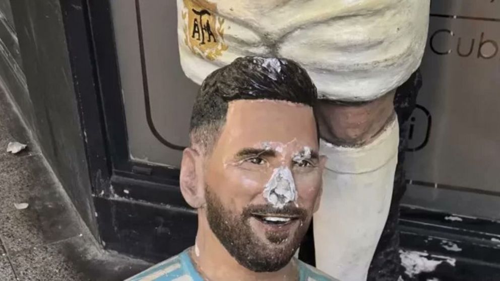 Destrozaron a patadas una estatua de Lionel Messi en Mar del Plata