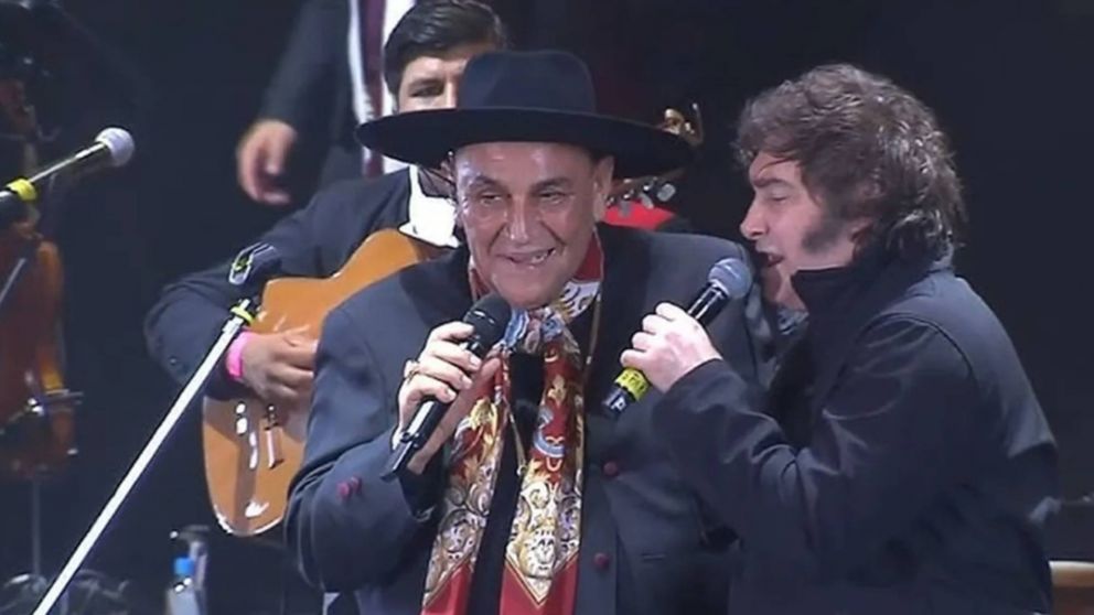 Por cantar con Javier Milei expulsaron al Chaqueño Palavecino de la Asociación Federal de Raíces Criollas