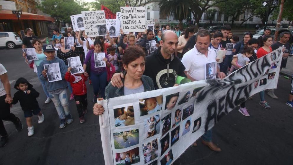 La familia de Renzo y los vecinos pidiendo justicia (gentileza de Diario Hoy).
