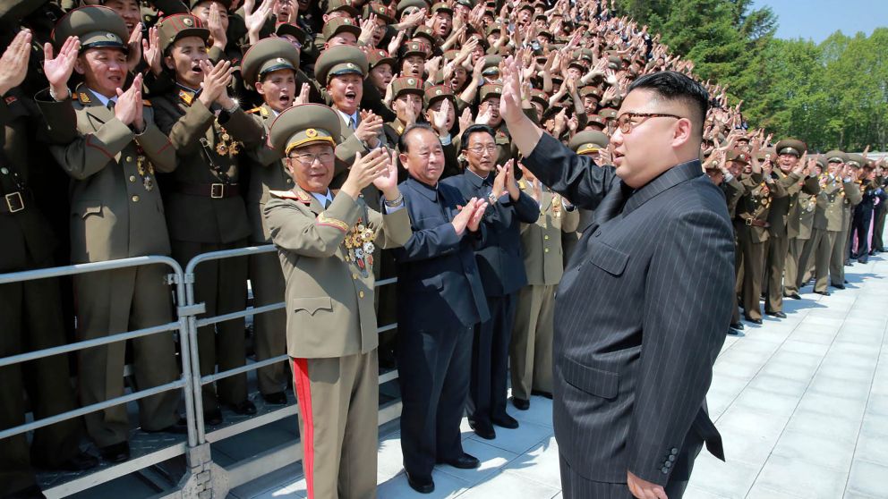 Kim Jong-Un saluda a los militares norcoreanos. Está listo para atacar (AFP).