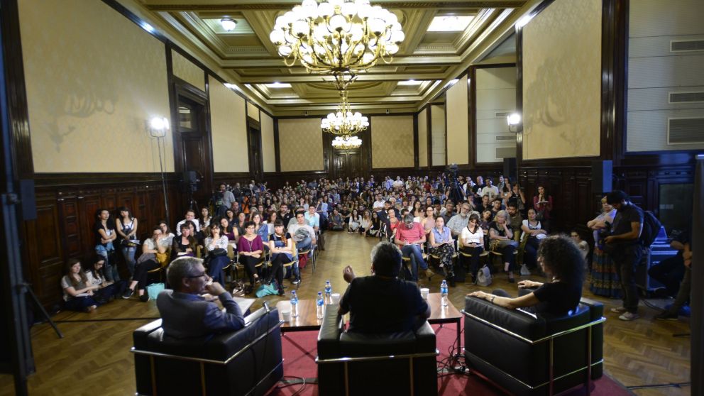 El panel "duelo de autores", a sala llena del CCK (Fernando Pérez Re - Crónica).