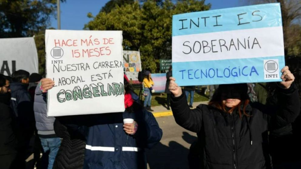 Trabajadores del INTI realizaron un “ruidazo” (Foto NA).
