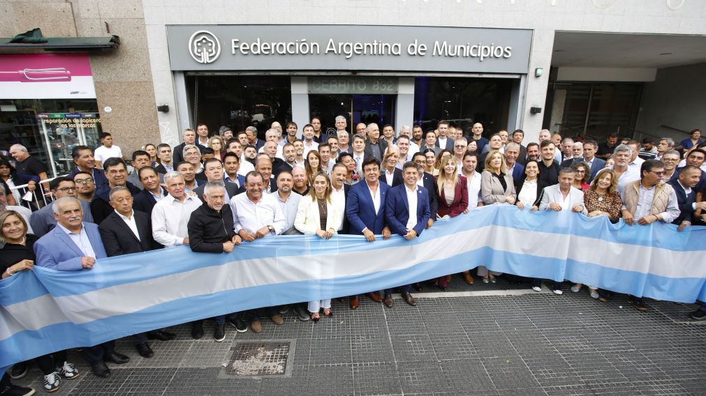 Kicillof y Espinoza encabezaron un reclamo por la crisis en los municipios y las provincias