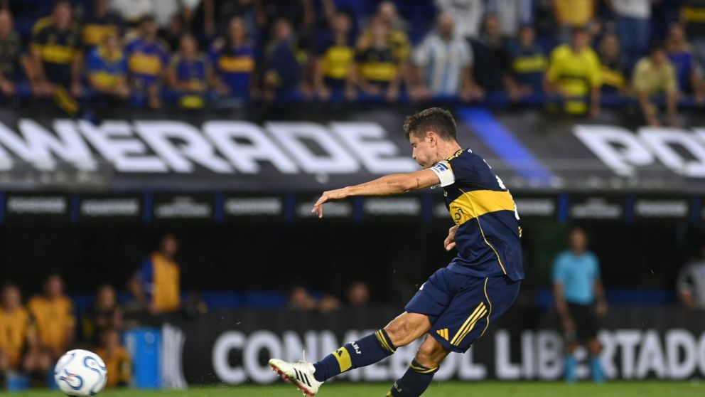 Con la cinta de capitán en su brazo izquierdo, el español Ander Herrera marcó su primer gol en Boca.