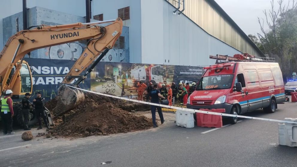 Personal de Bomberos y SAME se hizo presente en el lugar tras tomar conocimiento del derrumbe.