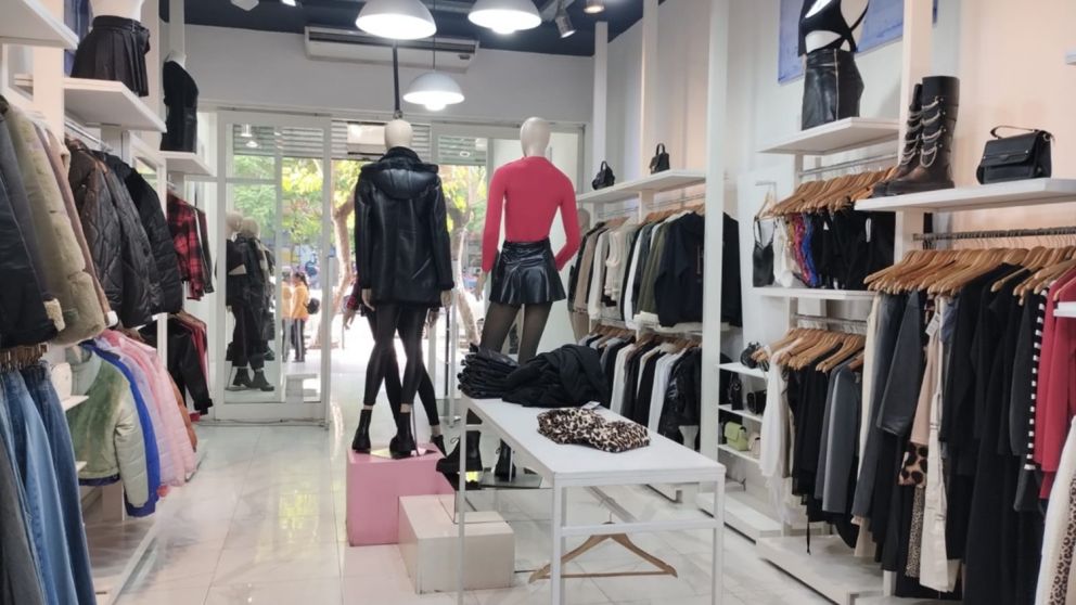 La dura crisis económica y el crecimiento de las plataformas chinas generó que la compra de indumentaria en los comercios cayera considerablemente.