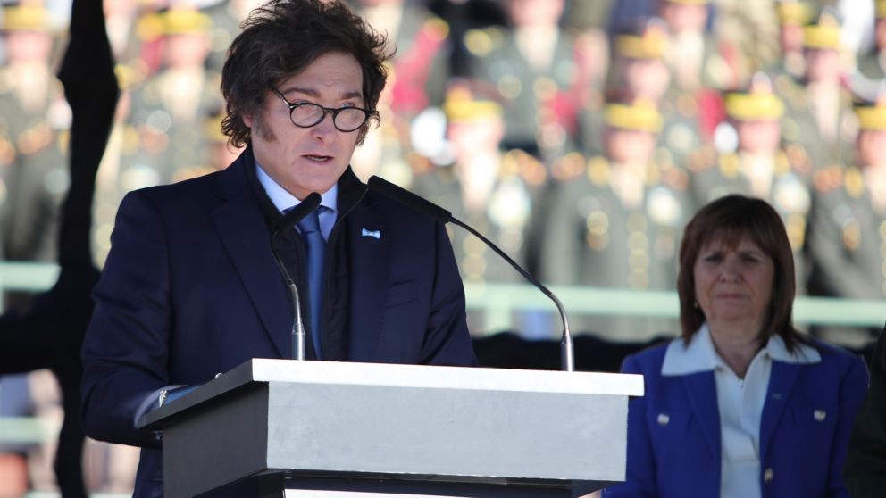 Javier Milei encabezó el acto por el Día de la Bandera en el Campo Argentino de Polo.