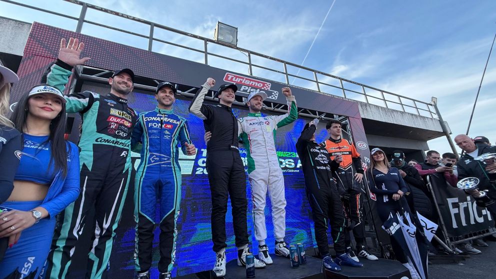 Agustín Canapino y el TC Pista en una jornada histórica para el automovilismo nacional: cuatro autos a la par cruzaron la meta