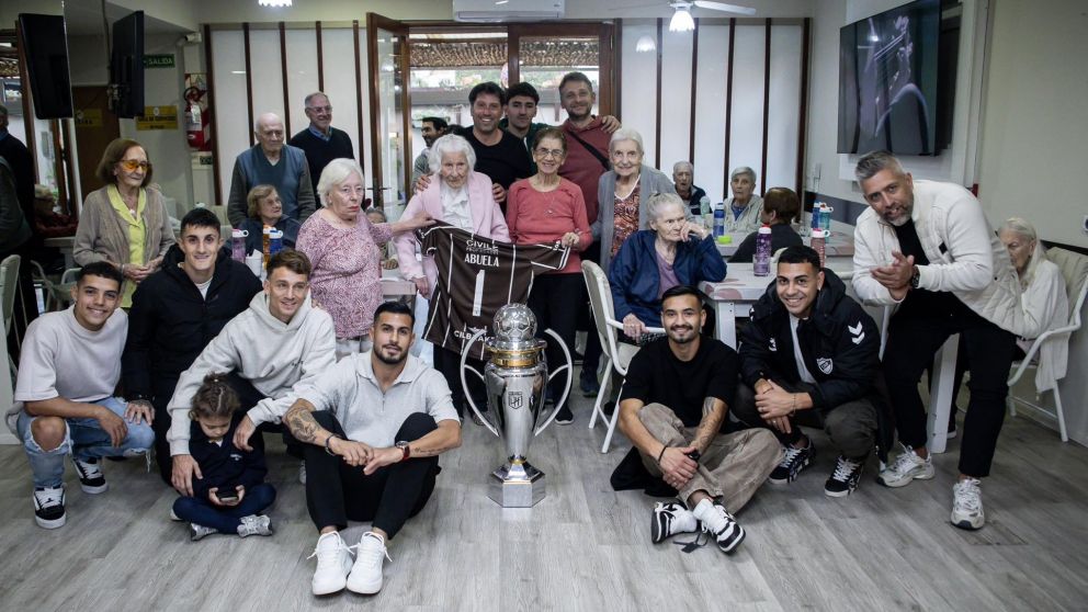 El emocionante gesto de los jugadores de Platense con la abuela Haydee, de 98 años: los campeones le llevaron la Copa tras enterarse del título por los diarios
