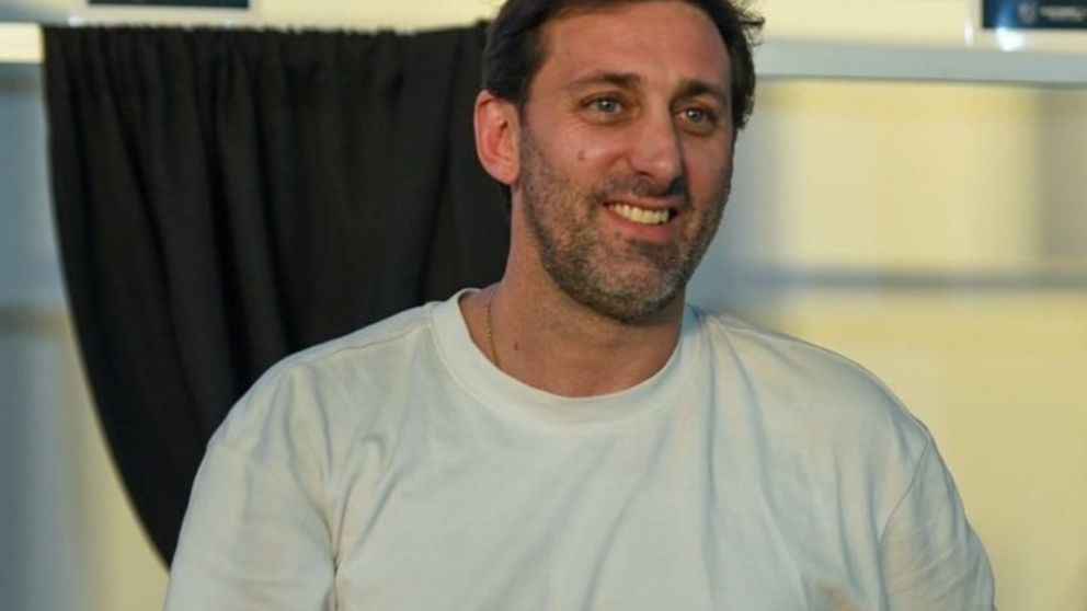 Racing hoy: Diego Milito le tir� un palazo al ex presidente V�ctor Blanco en la previa al debut por Copa Libertadores