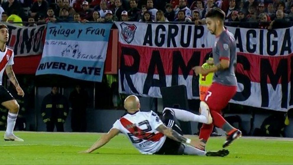 Ariel Holan recordó el tremendo penal que no le dieron a Independiente ante River en la Libertadores 2018: "Pinola es un caradura, tendría que haber ido preso"