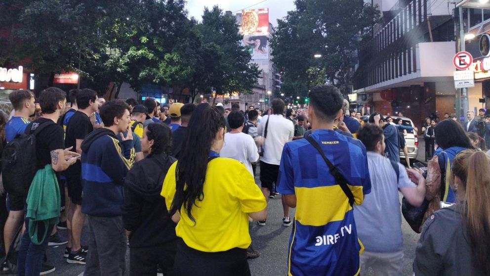 Hinchas y socios de Boca protestaron mientras Ibarra y Macri daban su conferencia