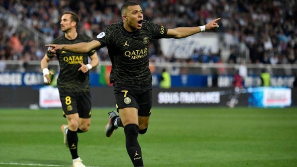 PSG, con asistencia de Messi y doblete de Mbappé, venció al Auxerre y quedó a un paso del título