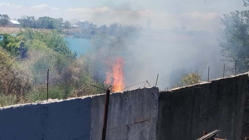 Voraz incendio en un sector del Parque Industrial