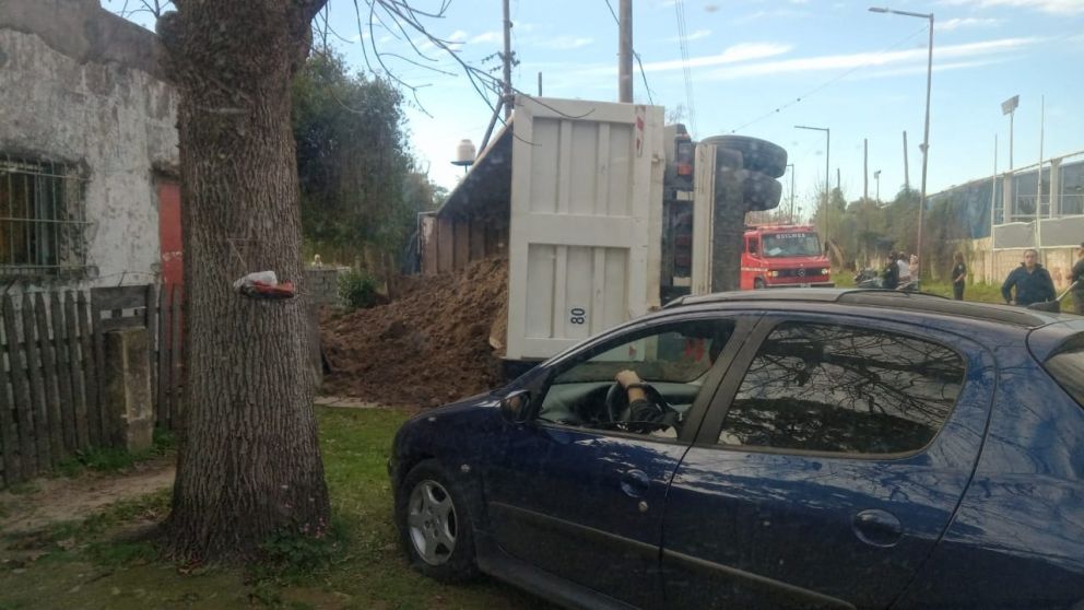 Un hombre sufrió un infarto y volcó con su camión en la ribera de Quilmes