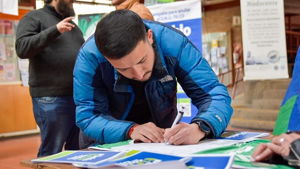 Junta de firmas contra la Ley Bases en la UNQ