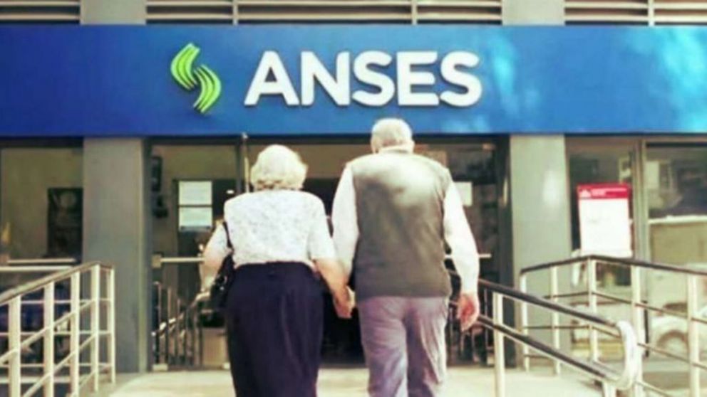 ANSES anunció bono y aumento para jubilados en mayo: ¿pago en una o dos cuotas?