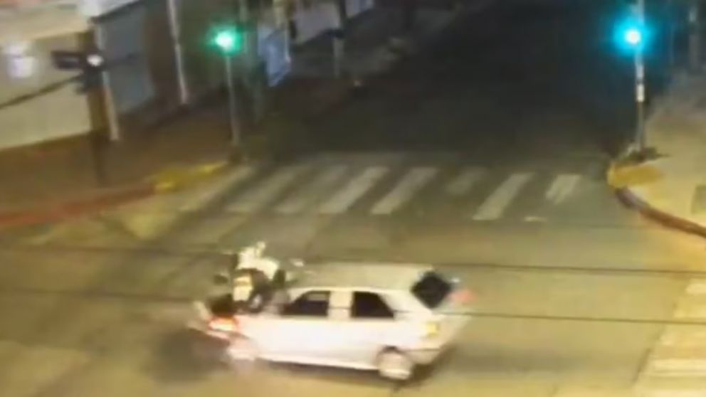 El accidente quedó grabado por una cámara de seguridad.