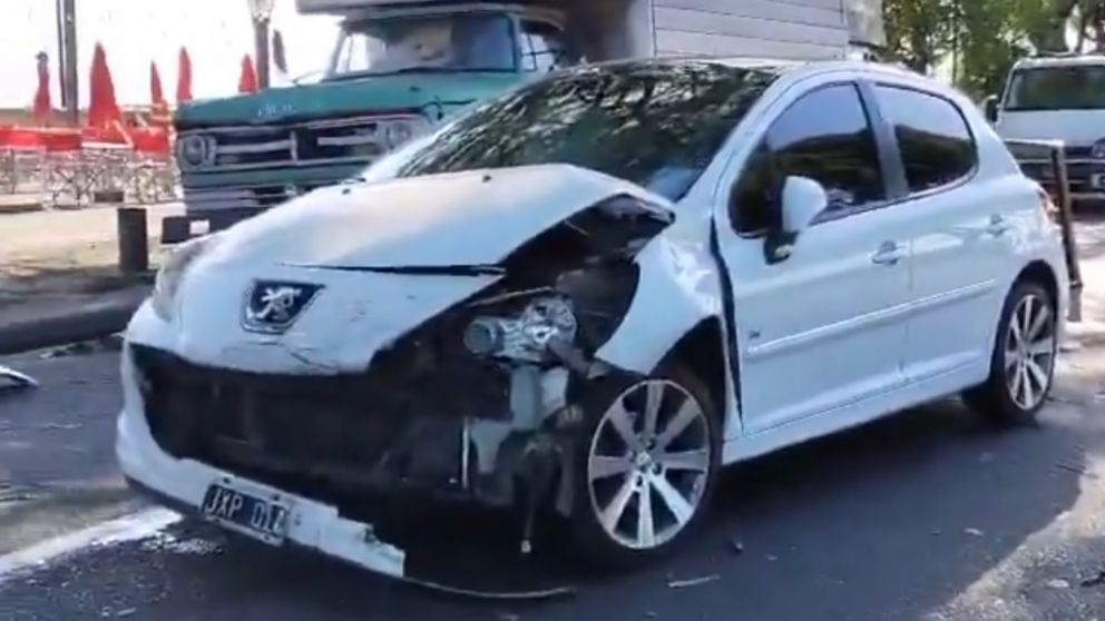 Uno de los veh�culos chocados (Redes).