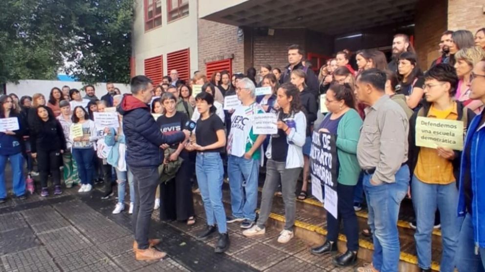 Una escuela en Córdoba fue escenario de una toma en apoyo a la directora que fue sancionada por los dueños de la institución.